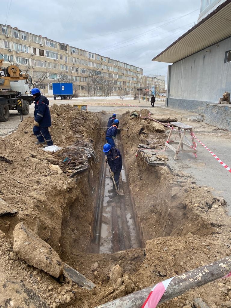 София порно видео Ол оның есесіне үлкен мүшесін жабыстырды.